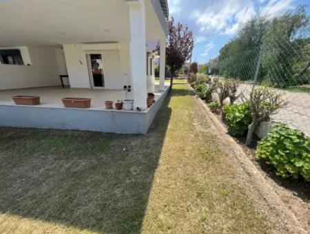 Çeşme Boyalıkta Denize Yürüme Mesafesinde Sezonluk Kiralık Villa