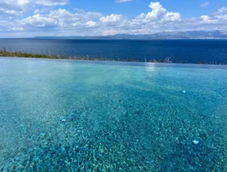 Çeşme Ayasaranda'da Sonsuzluk Havuzlu Satılık 2+1 Bahçeli Daire