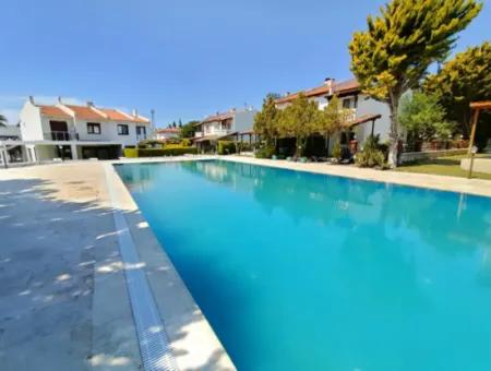 Çeşme Paşalimanı'nda Sezonluk Kiralık Ortak Havuzlu Villa