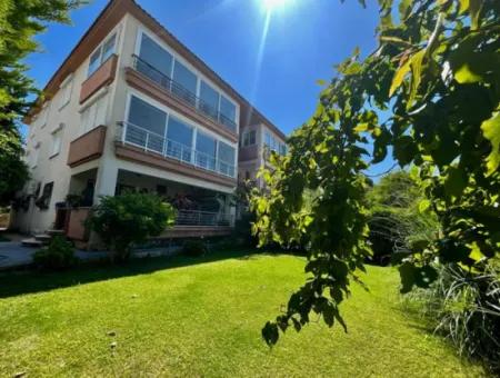 Çeşme Marinaya Yakın Geniş Bahçe Katı Sezonluk Kiralık 2+1 Daire