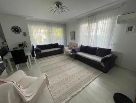 Çeşme Marinaya Yakın Geniş Bahçe Katı Sezonluk Kiralık 2+1 Daire