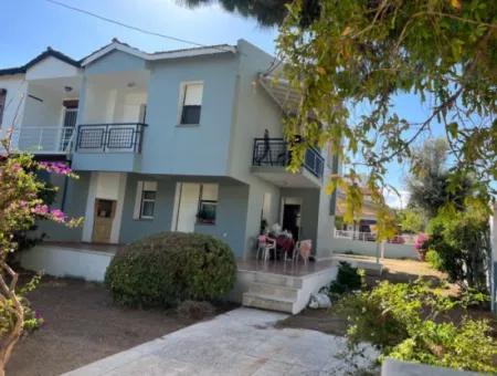 Çeşme Ilıca Altınyunus'ta Denize Çok Yakın Geniş Bahçeli Villa