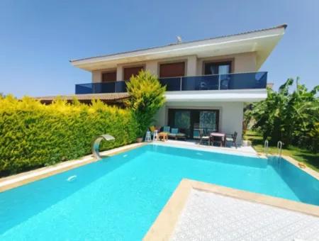 Çeşme'de Müstakil Havuzlu Aylık Kiralık Lüks Villa