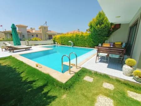 Çeşme'de Müstakil Havuzlu Aylık Kiralık Lüks Villa