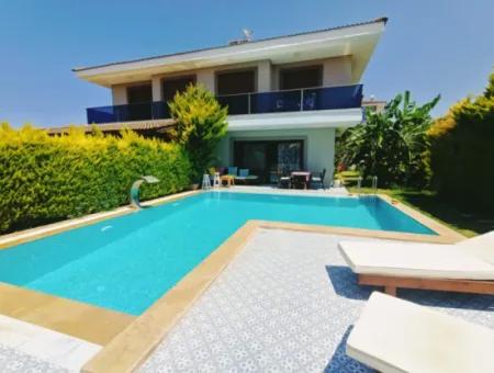 Çeşme'de Müstakil Havuzlu Aylık Kiralık Lüks Villa