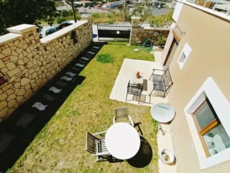 Çeşme Merkez'de Sezonluk Kiralık Geniş 2+1 Bahçe Katı Daire