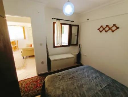 Çeşme Merkez'de Sezonluk Kiralık Geniş 2+1 Bahçe Katı Daire