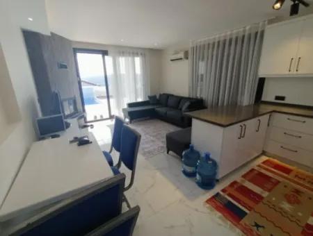 Çeşme'de Satılık Müstakil Havuzlu 6+2 2 Adet İkiz Villa