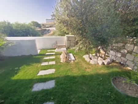 Çeşme'de Satılık Müstakil Havuzlu 6+2 2 Adet İkiz Villa