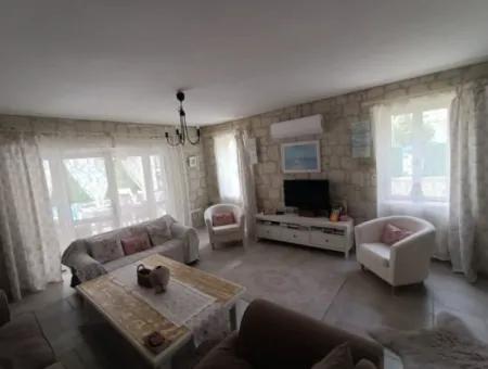 Çeşme Ayayorgiye Yakın Aylık Kiralık Müstakil Havuzlu 3+1 Villa