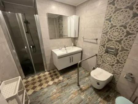 Çeşme Merkezde Yıllık Kiralık Müstakil Havuzlu Triplex Villa