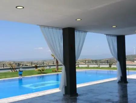 Çeşme Ovacıkta Satılık 6+2 Luxruy Modern Havuzlu Müstakil Villa