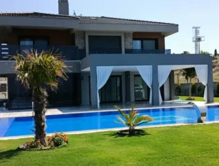 Çeşme Ovacıkta Satılık 6+2 Luxruy Modern Havuzlu Müstakil Villa