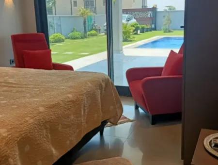 Çeşme Ovacıkta Satılık 6+2 Luxruy Modern Havuzlu Müstakil Villa