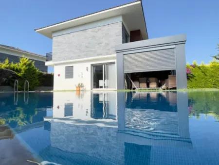 Çeşme Ilıca'da Müstakil Havuzlu Satılık Villa