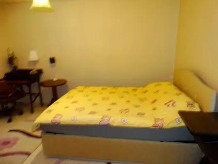 Çeşme'de Deniz Manzaralı Eşyalı Kiralık Geniş Daire