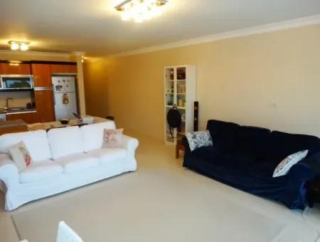 Çeşme'de Deniz Manzaralı Eşyalı Kiralık Geniş Daire