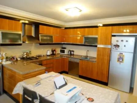 Çeşme'de Deniz Manzaralı Eşyalı Kiralık Geniş Daire