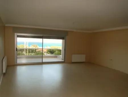 Çeşme'de Deniz Manzaralı Eşyalı Kiralık Geniş Daire