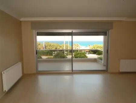 Çeşme'de Deniz Manzaralı Eşyalı Kiralık Geniş Daire