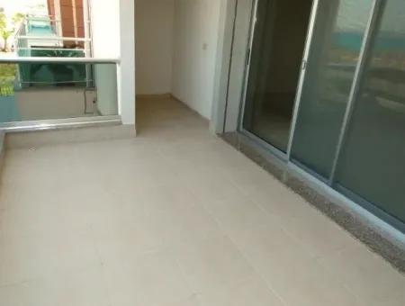 Çeşme'de Deniz Manzaralı Eşyalı Kiralık Geniş Daire