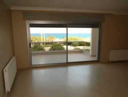 Çeşme'de Deniz Manzaralı Eşyalı Kiralık Geniş Daire