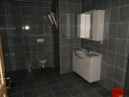 Çeşme'de Deniz Manzaralı Eşyalı Kiralık Geniş Daire