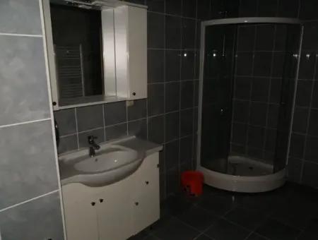 Çeşme'de Deniz Manzaralı Eşyalı Kiralık Geniş Daire